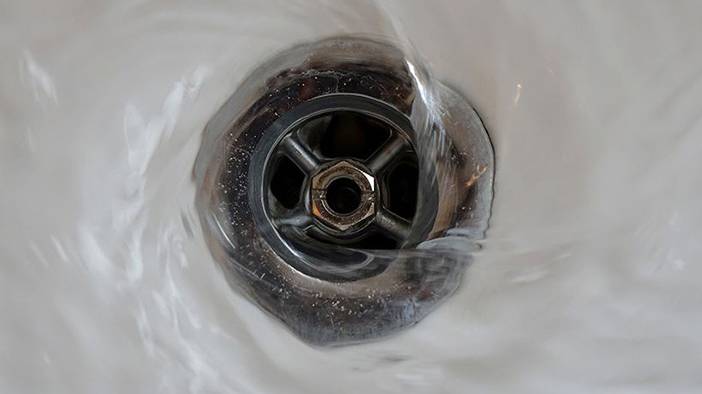 Lavabo tıkanıklığına pet şişe çözümü! Usta çağırmaya gerek yok 3